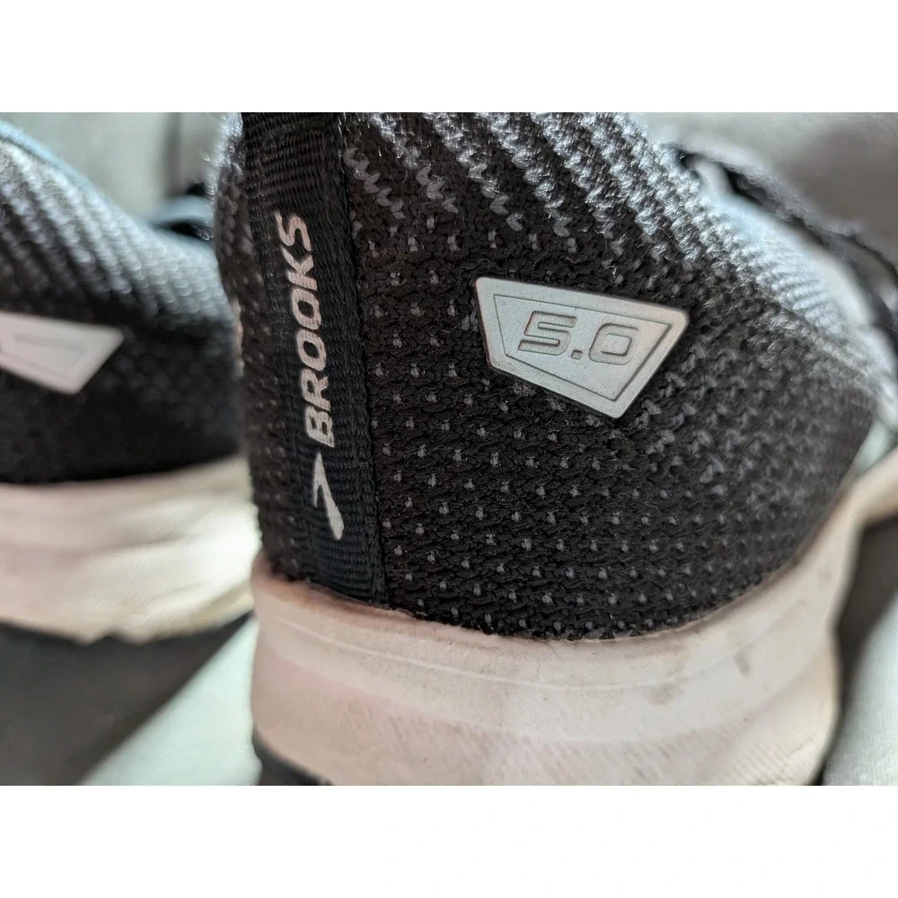 Brooks revel running